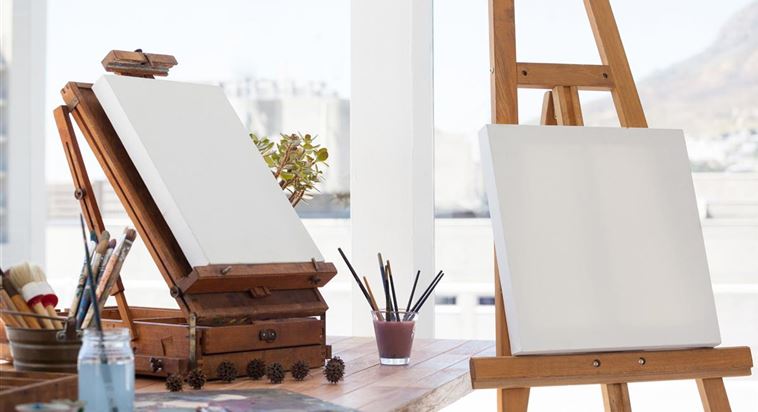 easel-with-blank-canvas-XDQE4AT.jpg