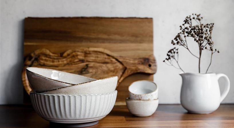 set-of-kitchen-ceramic-tableware-and-wooden-cuttin-6R34NUG.jpg